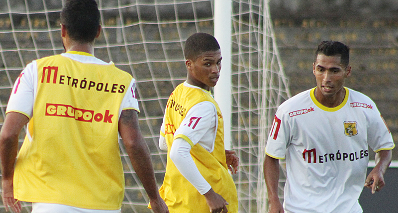 jovem-jogador-se-junta-a-experiencia-e-busca-espaco-no-brasiliense