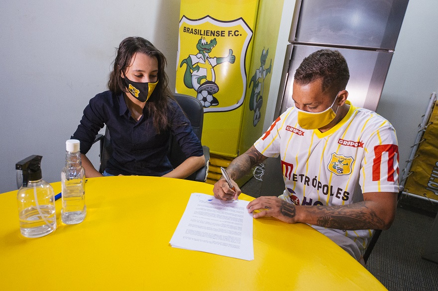 luquinhas-e-balotelli-assinam-com-o-brasiliense