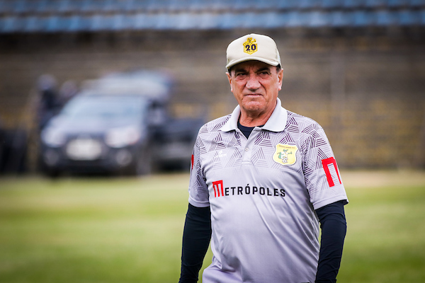 brasiliense-acerta-a-saida-do-treinador-vilson-tadei