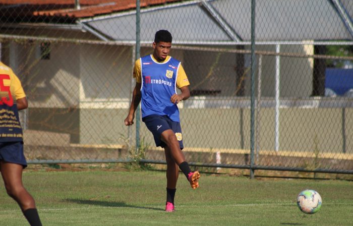brasiliense-acerta-a-chegado-do-atacante-kesley