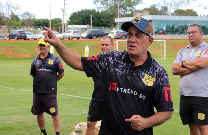 brasiliense-acerta-a-contratacao-do-tecnico-celso-teixeira