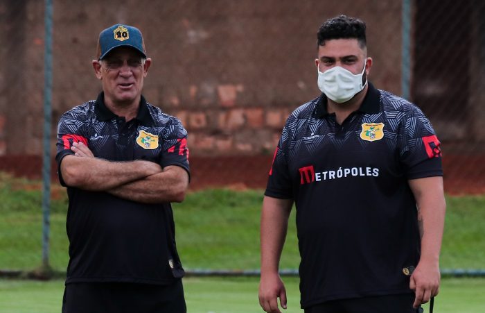 celso-teixeira-se-afasta-do-cargo-de-treinado-do-brasiliense-auxiliar-gabriel-teixeira-assume